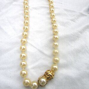 UNIQUE VTG FAUX PEARL CHOKER, CREME COLORED W/GOLD TONE DECORATIVE CLOSURES